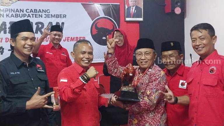 Mantan Kadispendik Jember Kenakan Sarung Saat Daftar Penjaringan Pilkada PDIP Foto Berita Jatim
