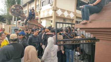 Aksi Demo GMNI Rusak Gerbang Gedung DPRD Jember