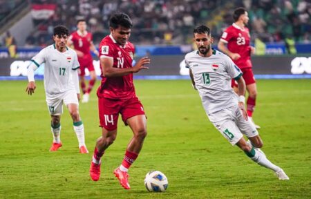 Kapten Timnas Indonesia Asnawi Mangkualam Bahar ketika berduel dengan pemain Irak di Basra International Stadium pada 16 November 2023. Foto: PSSI