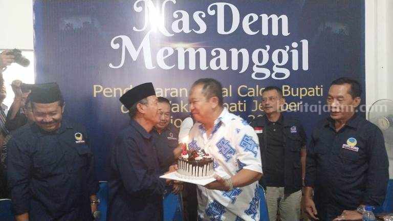 Bupati Hendy Disambut Lagu Ultah dan Kue Tar di Kantor Nasdem Jember Foto Berita Jatim