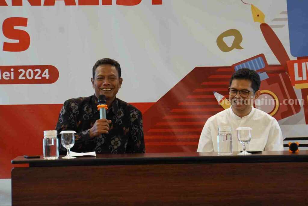 Kepala OJK Kediri Bambang Supriyanto bersama Ketua Sekretariat Satgas Pemberantasan Aktivitas Keuangan Ilegal (PASTI) Hudiyanto.