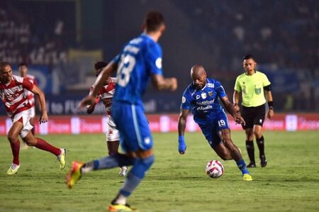 Liga 1 Start 9 Agustus, Duel Persib Vs PSBS Jadi Laga Pembuka David Da Silva memborong dua gol ketika Persib Bandung mengalahkan Madura United dengan skor 3-0 pada Minggu (26/5/2024) malam. Foto: Persib