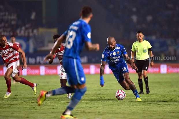 David Da Silva memborong dua gol ketika Persib Bandung mengalahkan Madura United dengan skor 3-0 pada Minggu (26/5/2024) malam. Foto: Persib