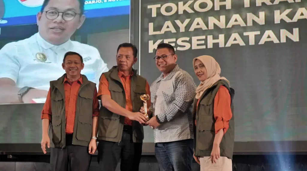 Dr Rosidi Roslan Lakukan Transformasi Layanan Karantina Kesehatan Raih beritajatim Award 2024 Foto Berita Jatim