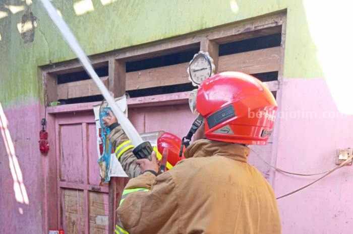 Detik-Detik Warga Jebol Pintu Padamkan Kebakaran Rumah di Kediri Foto Berita Jatim