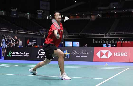 Aksi Gregoria Mariska dalam sesi latihan sebelum berlaga di Singapore Open 2024. [Foto: PBSI]