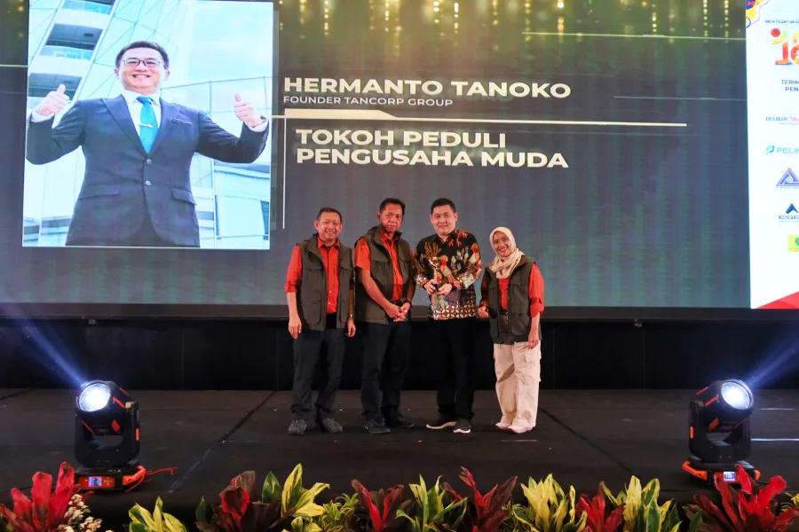 Hermanto Tanoko Terima Penghargaan dari Beritajatim.com Atas Dedikasinya Menginspirasi Anak Muda Menjadi Pengusaha Foto Berita Jatim