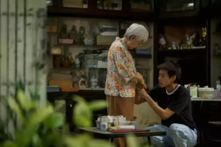 Salah satu scene dalam film How to Make Millions Before Grandma Dies. (Sony Pictures)