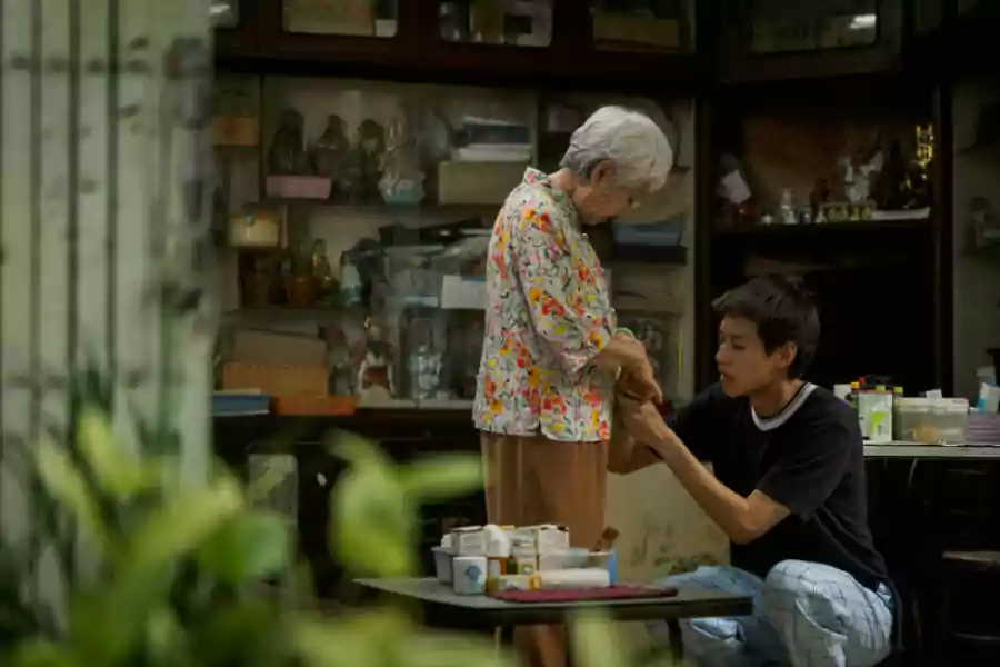Salah satu scene dalam film How to Make Millions Before Grandma Dies. (Sony Pictures)