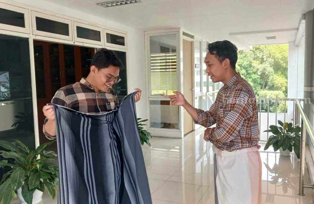 Sarung Ternyata Bukan Pakaian Asli Indonesia, Kok Bisa? Foto Berita Jatim