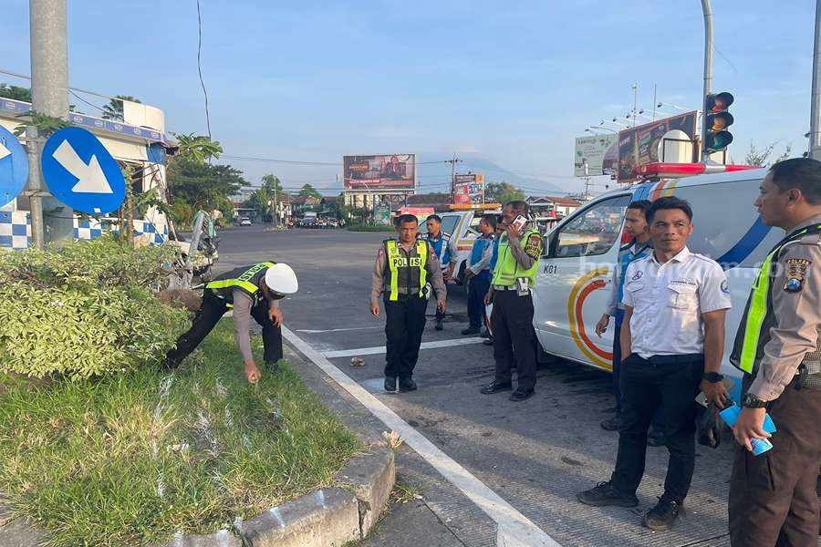 Ngantuk Saat Nyupir, Bus Penumpang Tabrak Pos Polisi, 1 Orang Meninggal Foto Berita Jatim