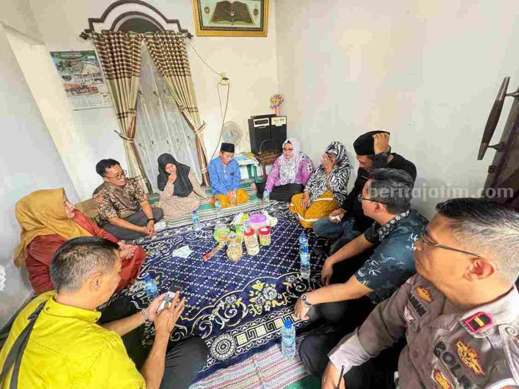 Wabup Gresik Takziah ke Rumah Korban Kecelakaan di Perairan Pulau Bawean Foto Berita Jatim