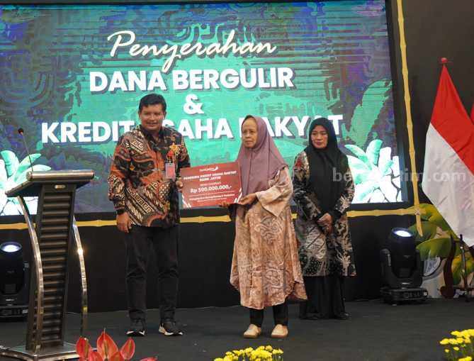 Bank Jatim Salurkan KUR Senilai Rp 500 Juta dalam Kegiatan Kampoeng Kreasi Foto Berita Jatim