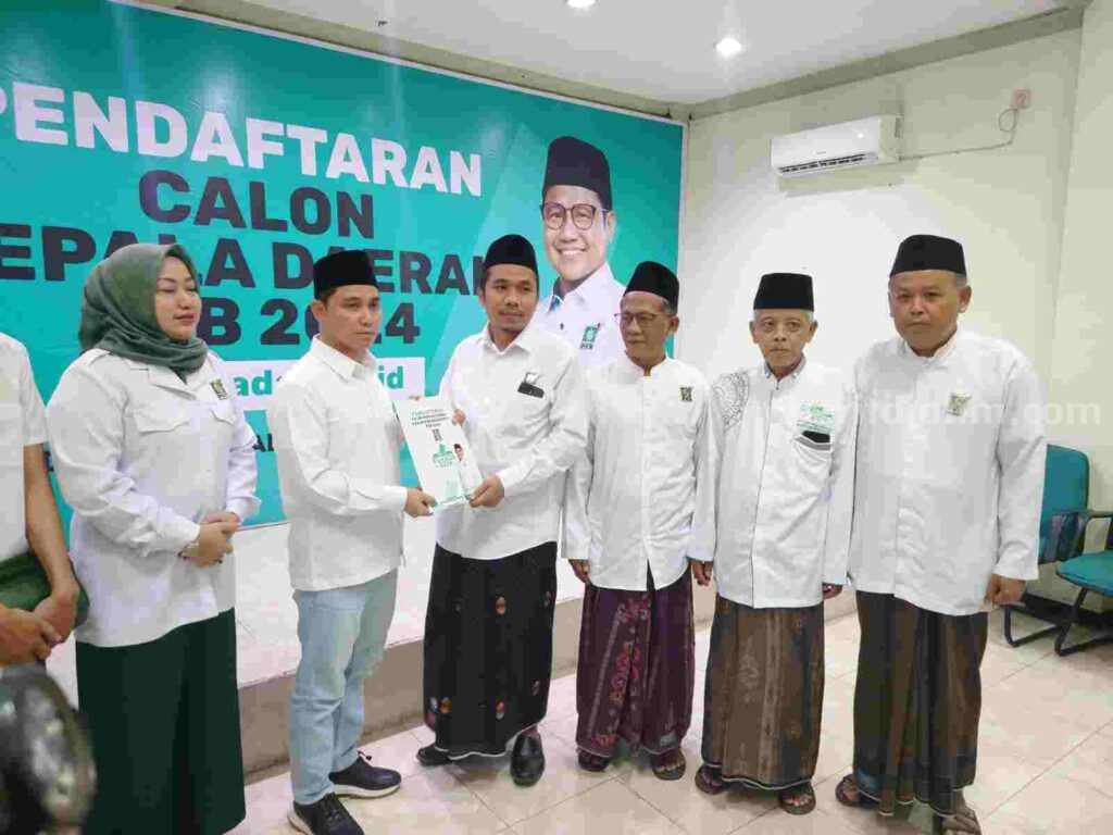 Giliran Wabup Mojokerto Gus Barra Kembalikan Formulir Pendaftaran ke PKB, Pecah Kongsi? Foto Berita Jatim