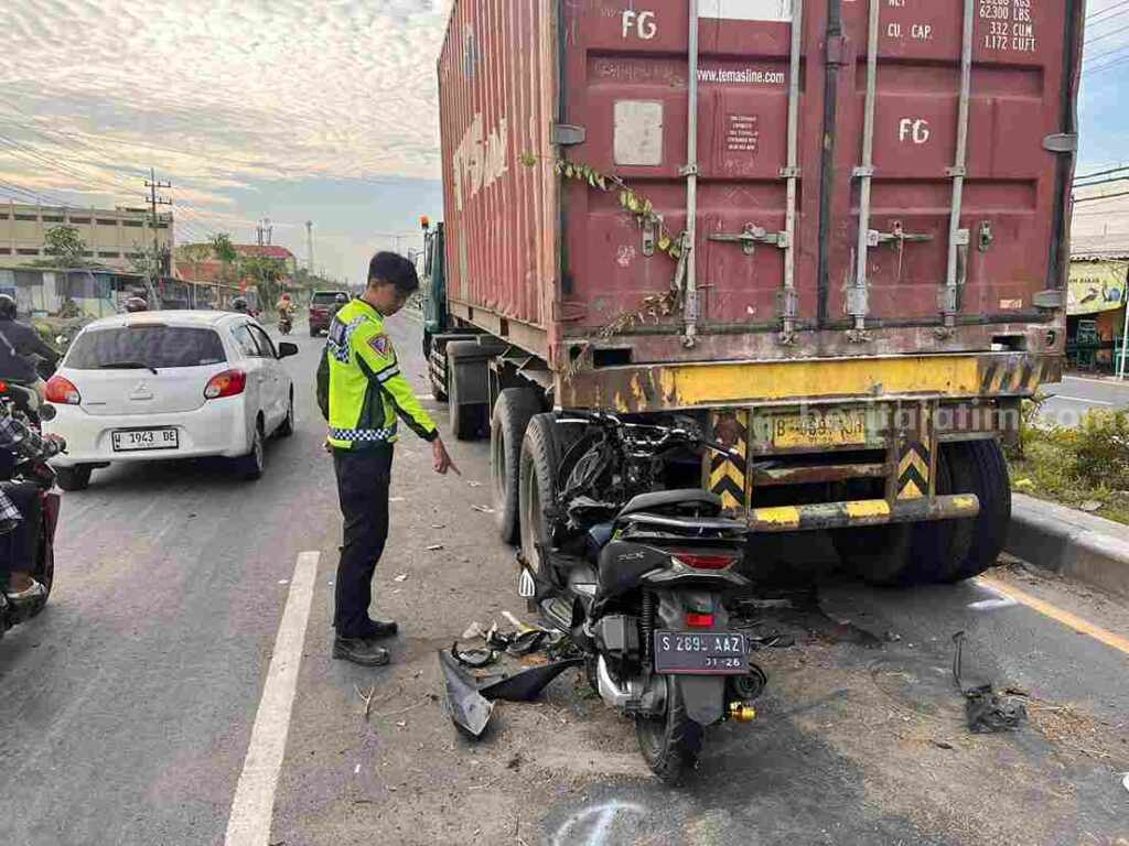 Tabrak Truk Parkir di Gresik, Pengendara Motor Asal Tuban Meninggal Foto Berita Jatim