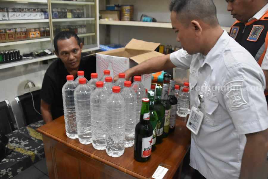 Bandel Jual Miras Ilegal, Satpol PP Surabaya Gerebek Toko Kelontong di Gubeng Kertajaya Foto Berita Jatim