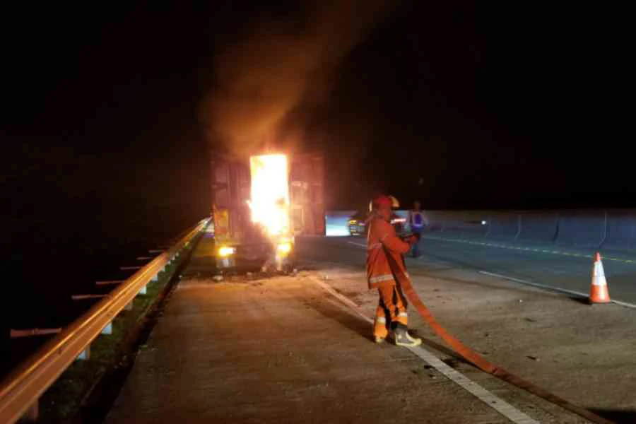 Kronologi Truk Paket Terbakar di Tol Ngawi-Madiun Foto Berita Jatim