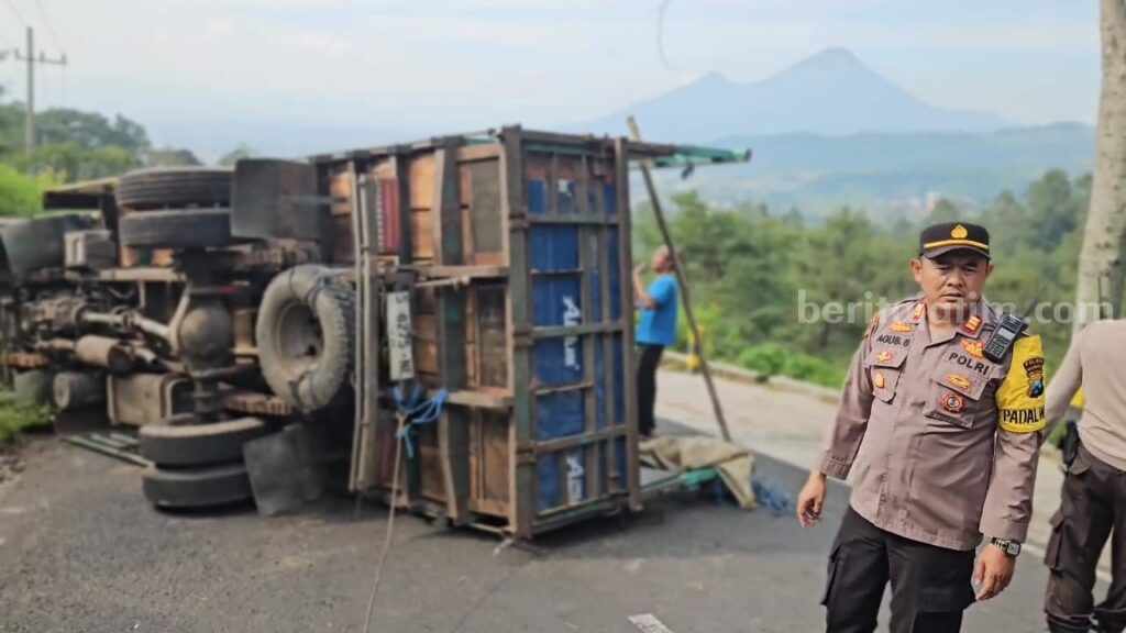 Diduga Rem Blong, Truk Terguling di Jalur Alternatif Mojokerto-Batu Foto Berita Jatim