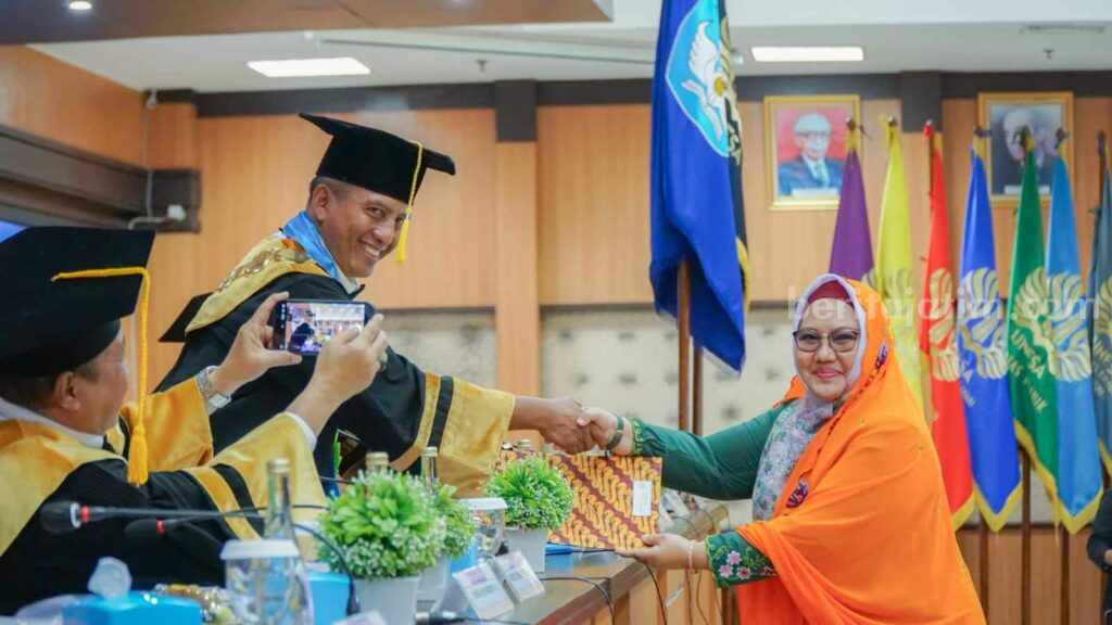 Wabup Gresik Raih Gelar Doktor dari Unesa Foto Berita Jatim
