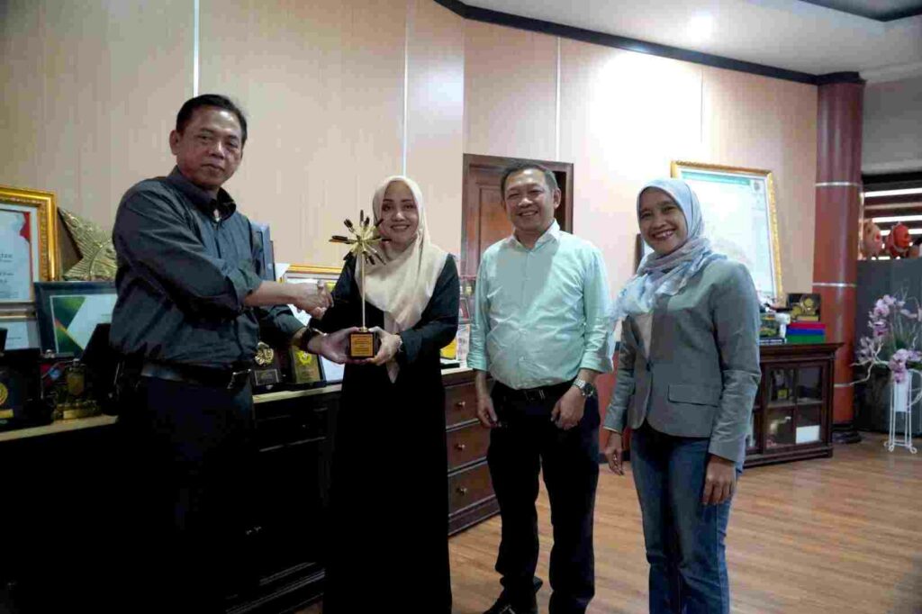 Angka Stunting Turun Drastis, Bupati Mojokerto Terima Penghargaan dari beritajatim.com Foto Berita Jatim