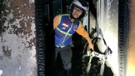 Sebuah sepeda motor PCX milik korban ikut terbakar. [Foto : ist]