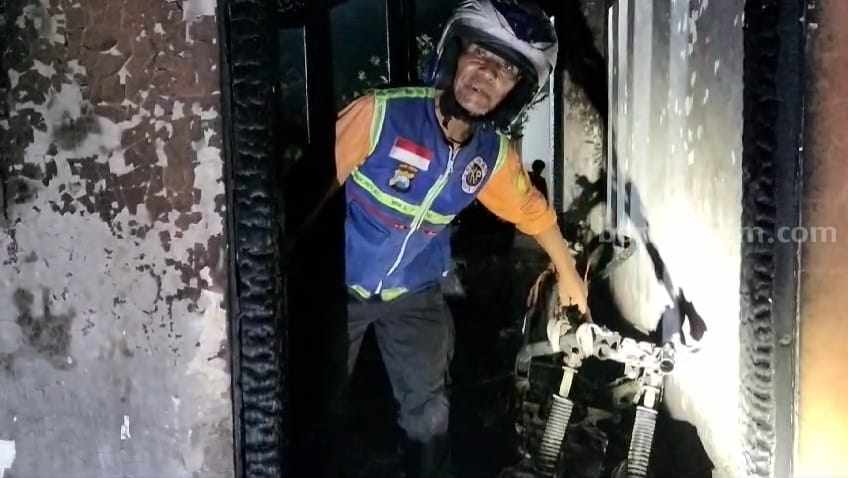 Sebuah sepeda motor PCX milik korban ikut terbakar. [Foto : ist]