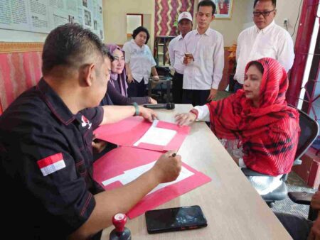 Anggota Fraksi PDI-Perjuangan, DPRD Provinsi Jawa Timur Rachmawati Peni Sutantri saat mengembalikan berkas pendaftaran ke kantor DPC PDI-Perjuangan Kota Mojokerto. [Foto : ist]