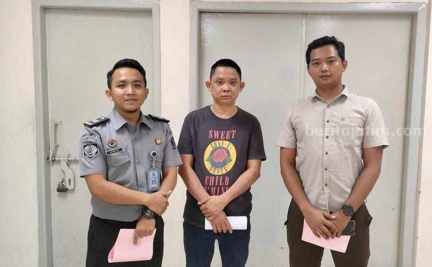 Anwari saat dijebloskan ke Rutan Medaeng Oleh Jaksa.