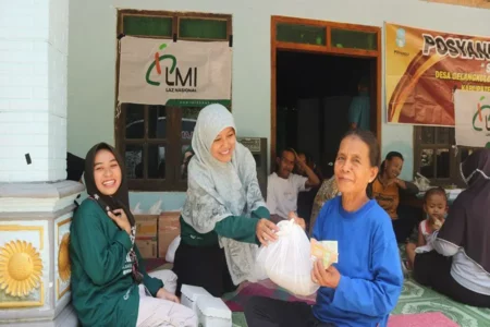 Perkuat Kebermanfaatan, LMI Ponorogo Adakan Program Sambang Desa di Kawasan Pluralisme Salah satu warga Sodong mendapatkan bazar sembako murah. (Foto/LMI Ponorogo)