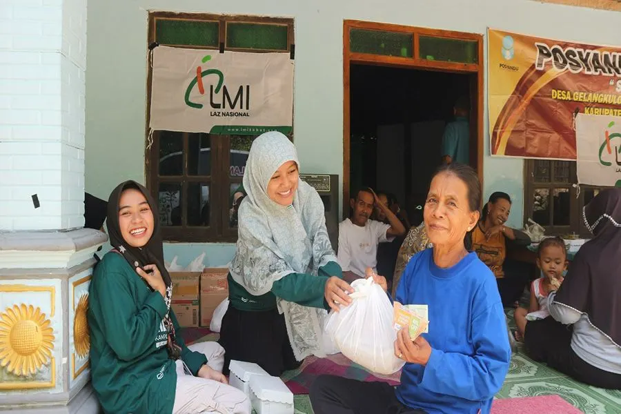 Salah satu warga Sodong mendapatkan bazar sembako murah. (Foto/LMI Ponorogo)