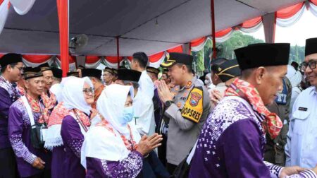 Jamaah Calon Haji Asal Gresik Diberangkatkan ke Tanah Suci