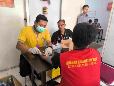 Cegah Penularan HIV/AIDS, Rutan Banjarsari Gresik Menggelar Screening Foto warga binaan Rutan Kelas IIB Banjarsari saat menjalani screening kesehatan.