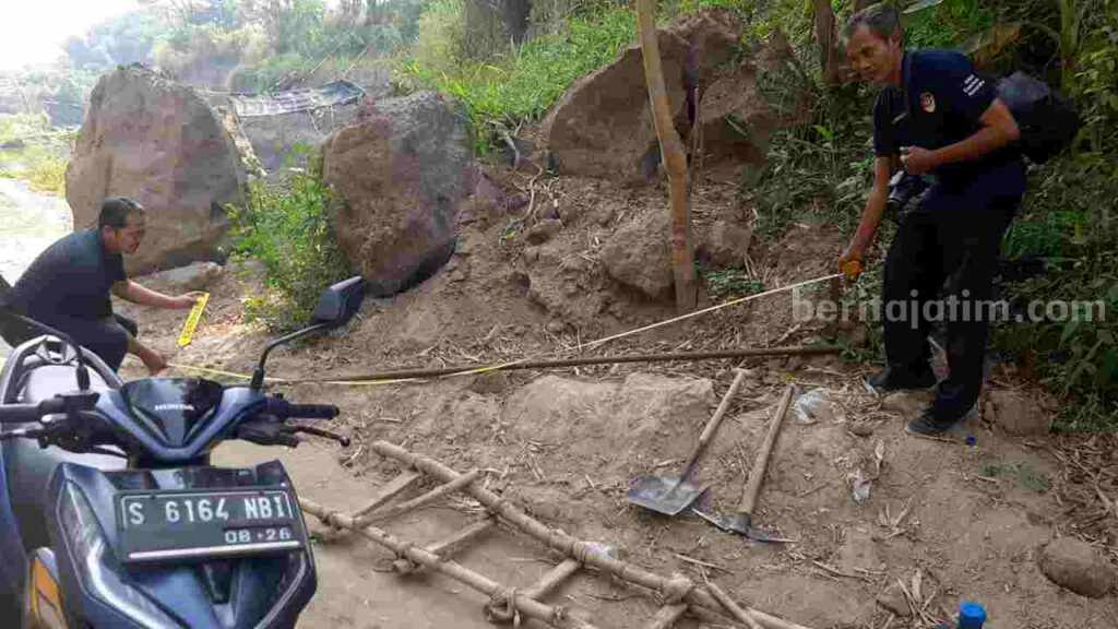Olah TKP di lokasi galian C di Dusun Grogol, Desa Kepuhpandak, Kecamatan Kutorejo, Kabupaten Mojokerto. [Foto : ist]