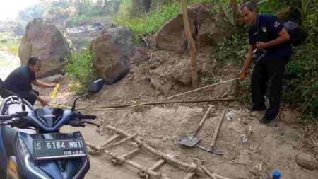 Olah TKP di lokasi galian C di Dusun Grogol, Desa Kepuhpandak, Kecamatan Kutorejo, Kabupaten Mojokerto. [Foto : ist]
