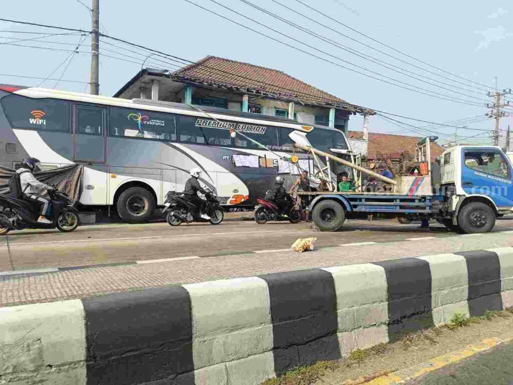 Proses evakuasi bus MWD 555 nopol S 7067 UP di Jalan Raya Simpang 3 Dusun Lengkong, Desa Jambuwok, Kecamatan Trowulan, Kabupaten Mojokerto. [Foto : ist]