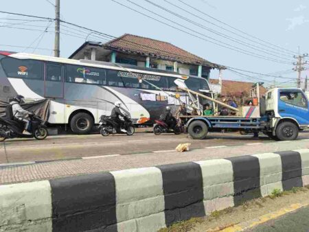 Proses evakuasi bus MWD 555 nopol S 7067 UP di Jalan Raya Simpang 3 Dusun Lengkong, Desa Jambuwok, Kecamatan Trowulan, Kabupaten Mojokerto. [Foto : ist]