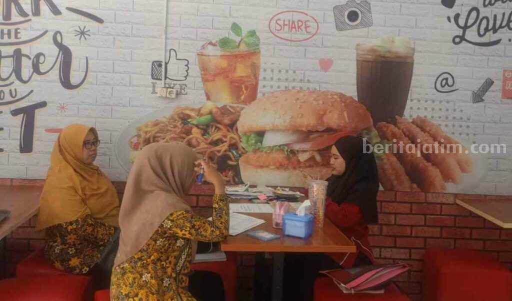 Caption : Tim PUSPA INDAH turun mendata objek pajak baru. [Foto : ist]