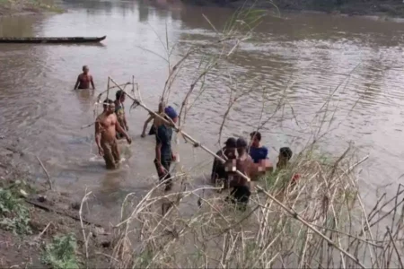 Jenazah pelajar berinisial IW yang tenggelam di aliran sungai Bengawan Solo masuk Desa Kandangan, Ngawi, Jawa Timur saat dievakuasi warga, Sabtu (25/5/2024) [foto: Istimewa]