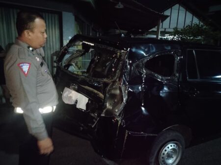Terobos Palang Pintu, Mobil Grab di Blitar Tersambar Kereta Api foto beritajatim