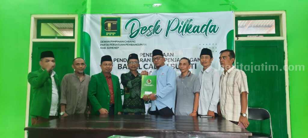 Anggota DPRD Sumenep asal Pulau Kangean (pakai baju polos warna biru) serahkan berkas pendaftaran Cawabup PPP