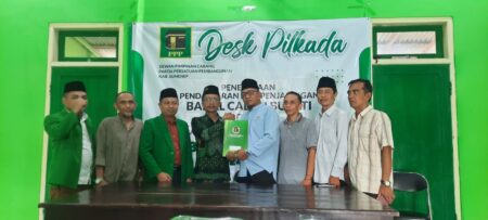 Anggota DPRD Sumenep asal Pulau Kangean (pakai baju polos warna biru) serahkan berkas pendaftaran Cawabup PPP