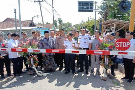 Setelah Insiden Maut, Pj Bupati Pasuruan Resmikan Perlintasan Kereta Tanpa Palang