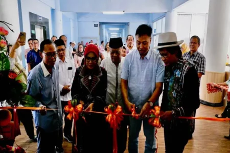 Lebih Modern, Unitomo Resmikan Ruang Perkuliahan Baru Fikom Ketua YPCU, Dr. Bahrul Amiq, Rektor Universitas Dr. Soetomo, Prof. Dr. Siti Marwiyah, dan Dekan Fakultas Ilmu Komunikasi, Dr. Harliantara memotong pita menandai peresmian ruang baru perkuliahan Fikom Unitomo. (Foto/Unitomo)