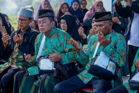 Calon Jamaah Haji Asal Pulau Bawean Gresik Diberangkatkan ke Tanah Suci