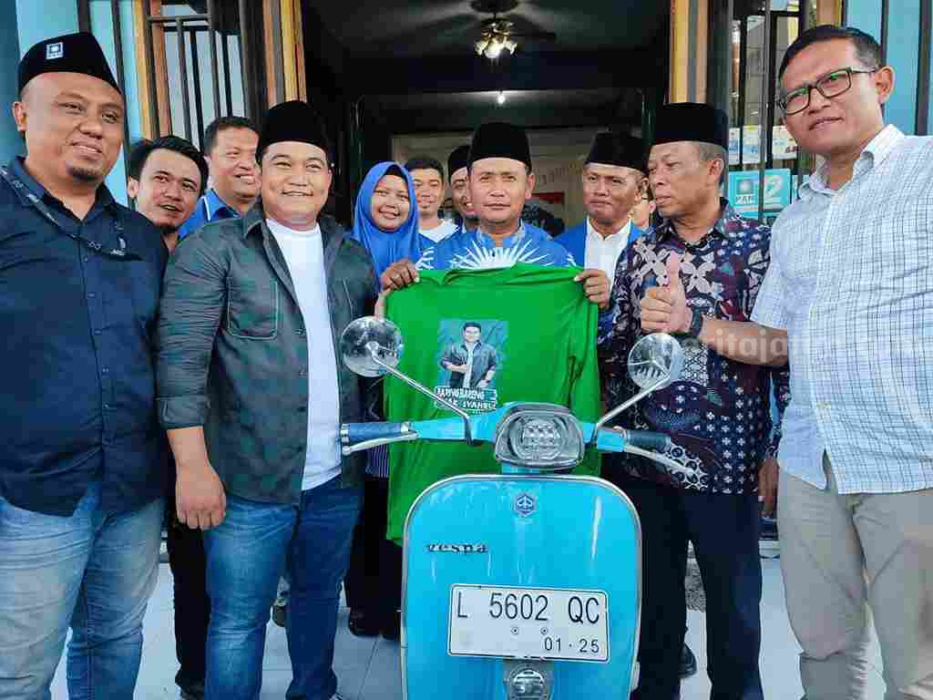 Foto anggota dewan F-PKB Syahrul Munir (dua dari kiri) ikut daftar Pilbup Gresik melalui Partai PAN.