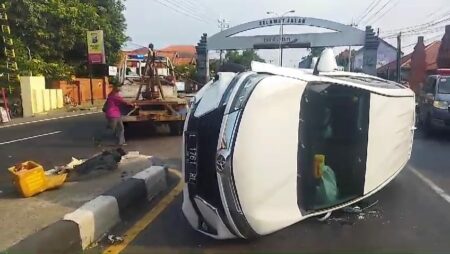 Mobil Toyota Avanza nopol L 1761 RL terguling di Jalan Raya Desa Kedungmaling, Kecamatan Sooko, Kabupaten Mojokerto, Kamis (30/5/2024). [Foto: ist]