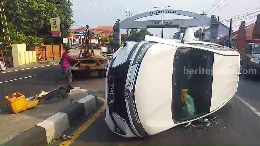 Mobil Toyota Avanza nopol L 1761 RL terguling di Jalan Raya Desa Kedungmaling, Kecamatan Sooko, Kabupaten Mojokerto, Kamis (30/5/2024). [Foto: ist]