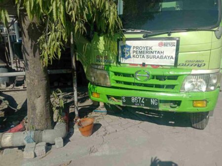 Buruh Pabrik Beton di Gresik Meninggal Dunia Tergencet Truk Foto truk yang menyebabkan korban meninggal dunia saat bekerja.