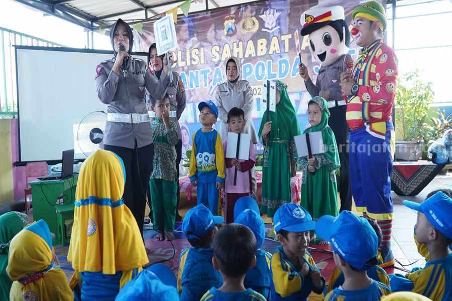 Dikmas Subdit Kamsel Ditlantas Polda Jawa Timur mengunjungi TK Ceria Mandiri Tropodo, Kamis (30/05/2024).