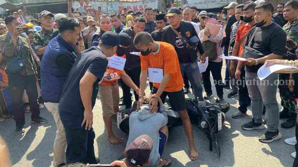 Foto para tersangka kasus pengeroyokan yang melibatkan oknum pesilat saat melakukan adegan rekontruksi.